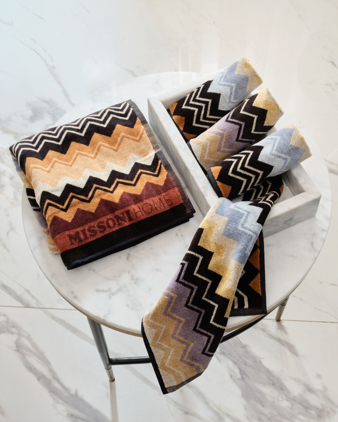 Missoni Home-håndklær i sikksakkmønster på et marmorbad