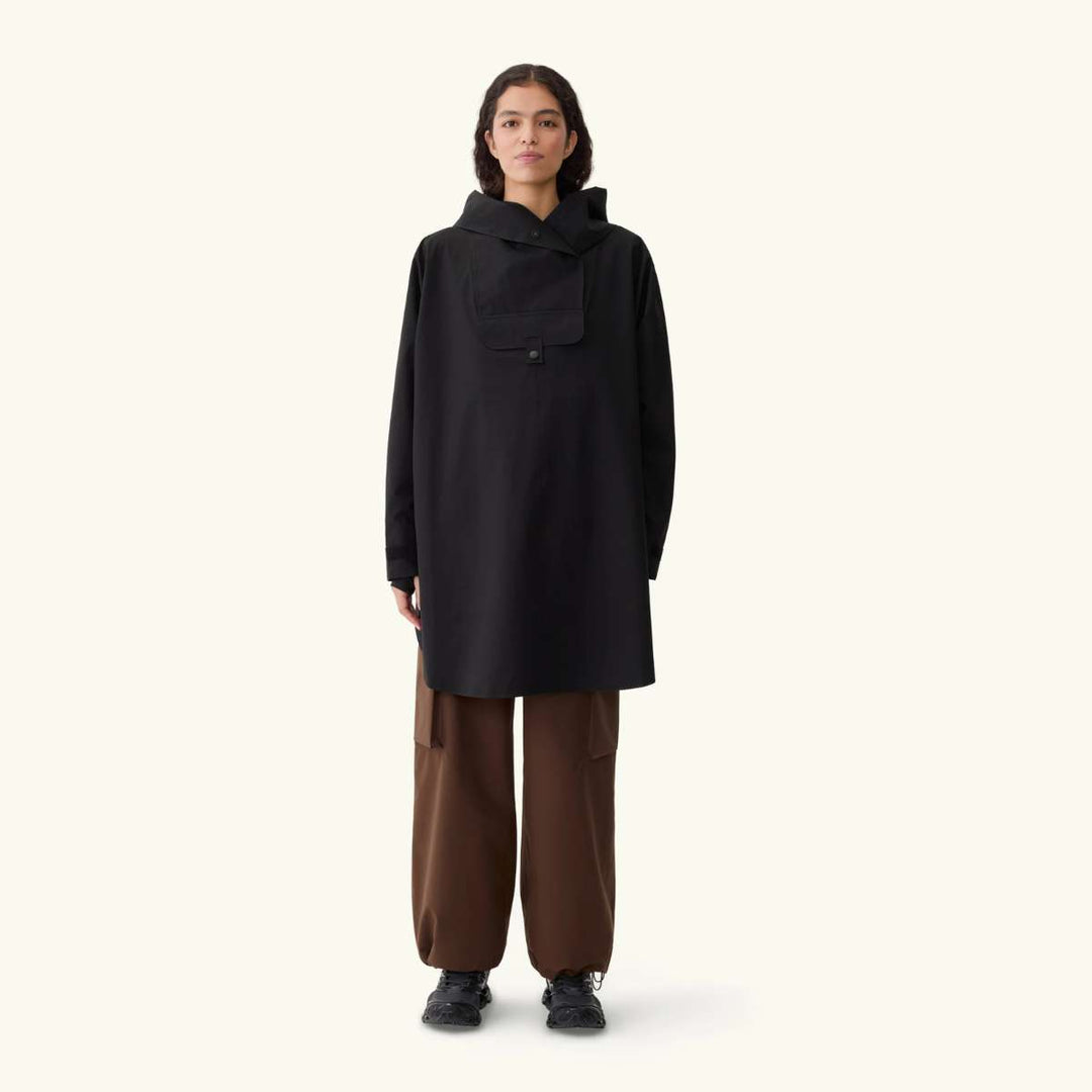 BLÆST Bergen Poncho Black – stilrent regntøy til høsten
