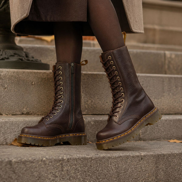 Dr. Martens Bex 1B99 Ambassador Dark Brown W