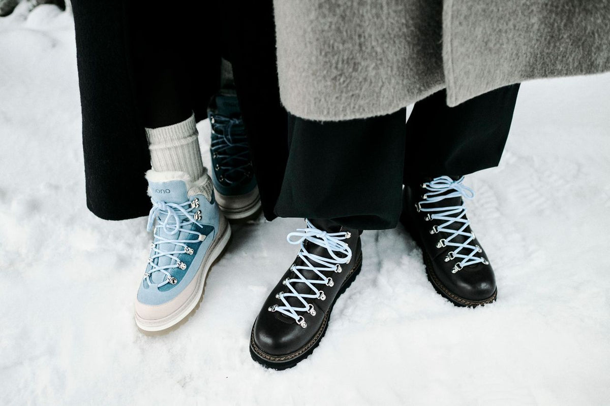 Lyseblå og svarte Mono-boots i snøen